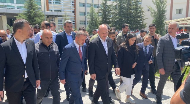 Bakan Soylu kazada yaralanan öğrencileri ziyaret etti