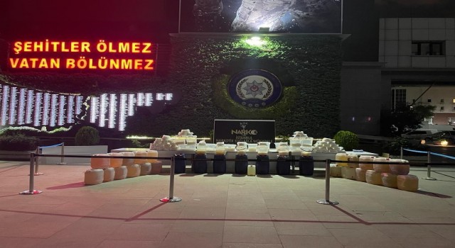 Bakan Soylu: “Uzun süreli takip sonucu Türkiyede tek seferde rekor: 1 on 117 kg metamfetamin kristal ve sıvı ele geçirildi”