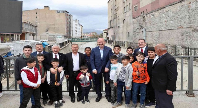 Bakan Soylu Yüksekovada vatandaşlarla bayramlaştı