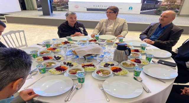 Bakan Yanık, Ramazan ayının son iftarını Darülaceze sakinleriyle yaptı