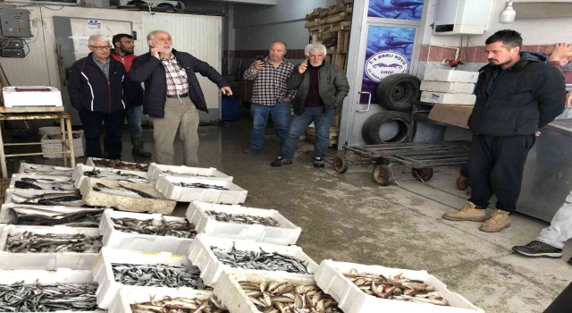 Balıkçılar, tezgâhlarını süslemek için mücadele ediyor