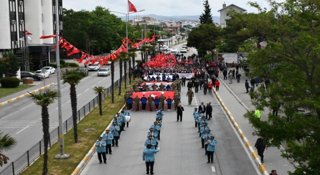 Balıkesirde gençler 19 Mayısı yürüyüşle kutladı