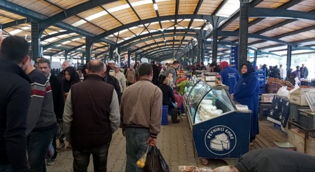 Balıkesirde pazarda arefe günü yoğunluğu