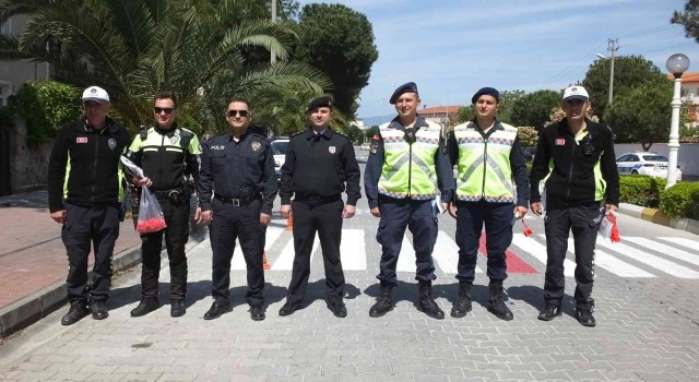 Balıkesirde sürücülere broşür çocuklara kırmızı düdük dağıtıldı
