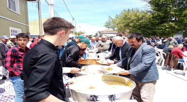 Bandırma Doğa Mahallesinde binlerce kişiye hayır yemeği verildi