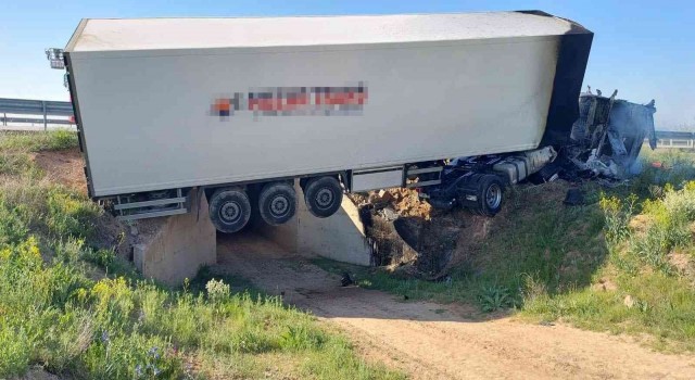 Bariyerleri aşıp alt geçide düşen tır ardından alev aldı