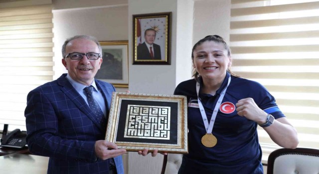 BARÜ mezunu Dünya Şampiyonu Şennur Demir, Rektör Uzunu ziyaret etti