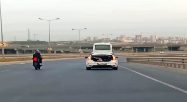 Başakşehirde otoyolda tehlikeli yolculuk kamerada