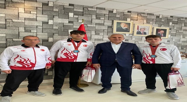 Başarılı sporculardan Keçiören Belediyesine ziyaret