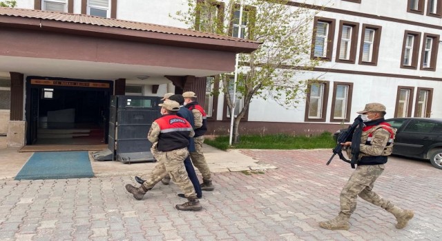 Başkalede 2 ayrı suçtan aranan şahıs yakalandı