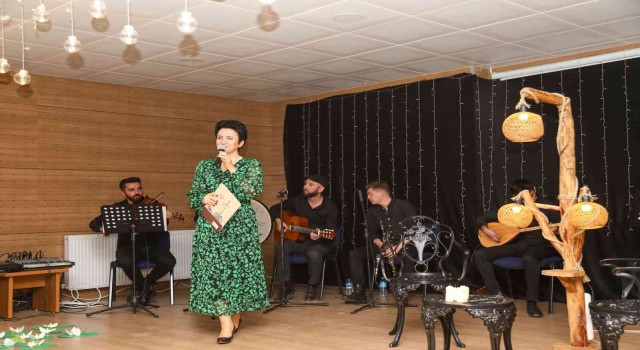 Başkalede Her Anne Bir Şiirdir temalı şiir ve müzik programı düzenledi