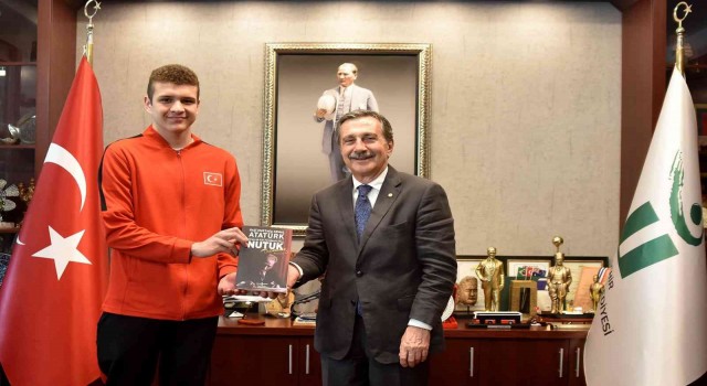 Başkan Ahmet Ataç, milli yüzücü Emre Kahramanı kutladı