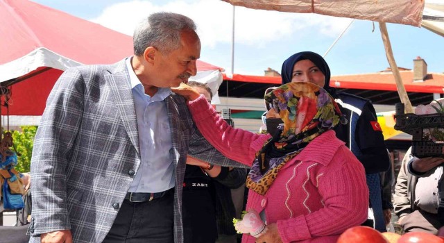 Başkan Akkayadan annelere çiçek