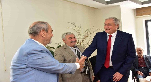 Başkan Bakkalcıoğlu partililerle bayramlaştı