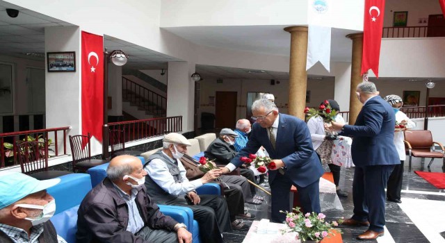 Başkan Büyükkılıçtan huzurevine bayram ziyareti