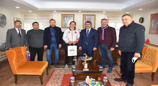 Başkan Çelik dünya şampiyonu Aykoçu tebrik etti