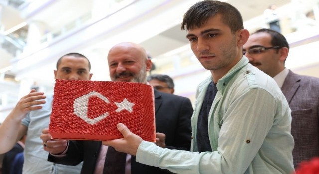 Başkan Çolakbayrakdar özel çocukların sergisini açtı