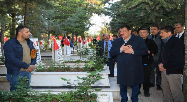 Başkan Gürkandan şehitlik ziyareti