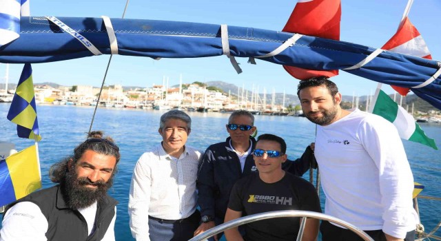 Başkan Oktay Marmarise gelen yelkenliyi yolcu etti