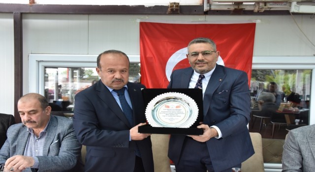 Başkan Sadıkoğluna oto galericilerinden teşekkür plaketi