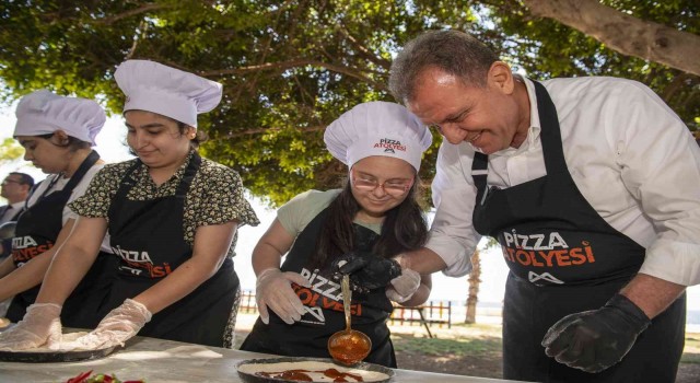 Başkan Seçer, özel gereksinimli çocuklarla pizza yaptı