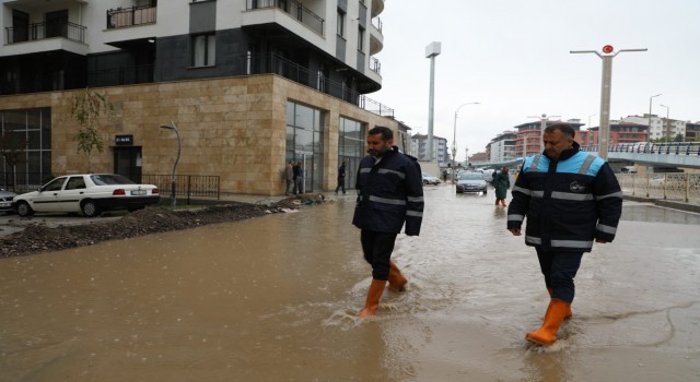 Başkan Şerifoğulları yağış sonrası sahaya inerek incelemelerde bulundu