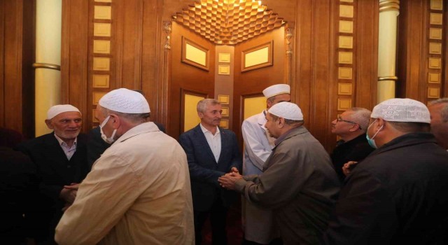 Başkan Tahmazoğlu vatandaşlarla bayram namazında bir araya  geldi