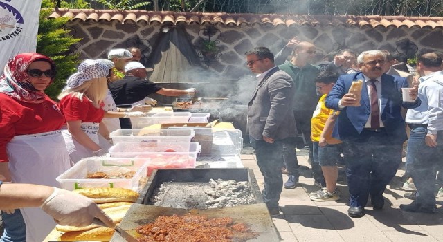 Başkan Tarhandan Osmaniyeli öğrencilere sucuk ekmek