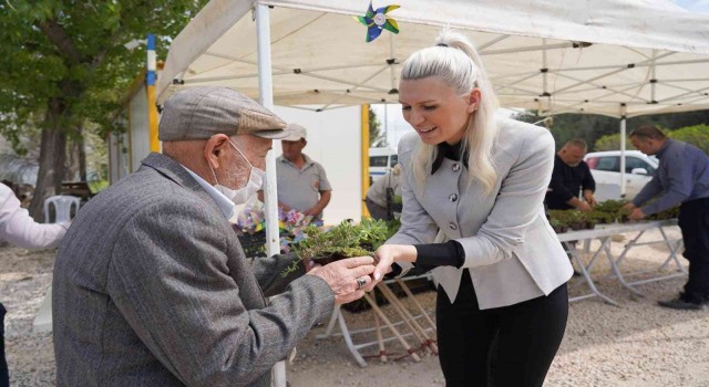 Başkan Vekili Subaşı, mezarlık ziyaretinde çiçek dağıttı