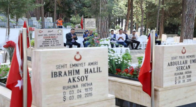 Başkan Yücel şehitlik ve kimsesizler mezarlığını ziyaret etti