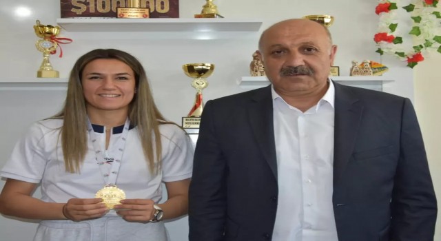 Başkan Zelyurtdan Boks Şampiyonu Akbaşa tebrik