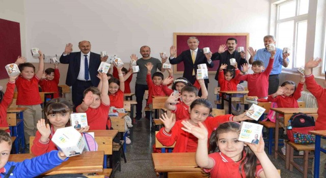 Başkandan öğrencilere kitap kumbarası