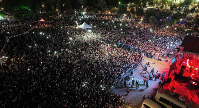 Başkentte Pilli Bebek ve Melek Mosso rüzgarı esti, gençler bayram coşkusu yaşadı