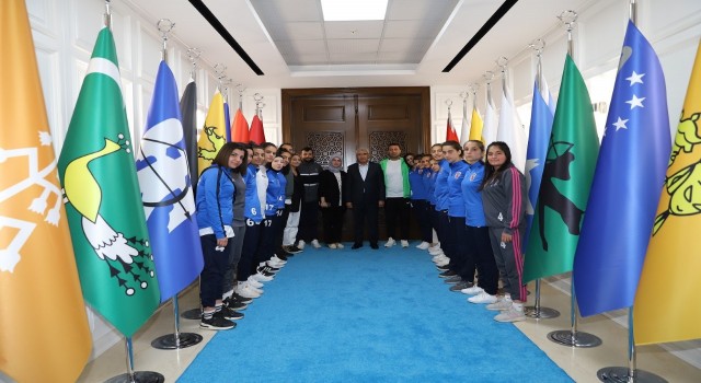 Bayan futbolculardan Başkan Güdere 2.Lig sözü
