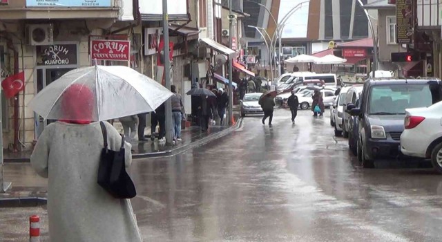 Bayburtta yağmurla karışık dolu etkili oldu
