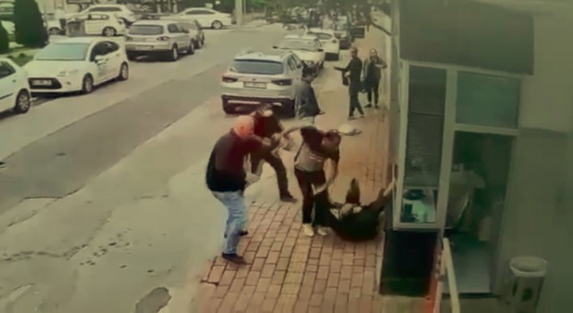 Bayram günü sokak ortasında kadını darp eden adamı vatandaşlar tekme tokat dövdü