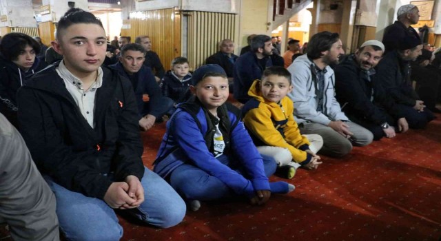 Bayram namazında 7den 70e herkes tarihi camiye akın etti