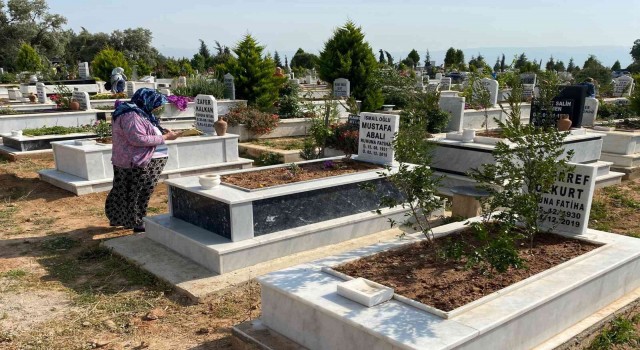 Bayram öncesi Aydında mezarlıklar ziyaretçilerle doldu