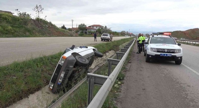 Bayram tatiline giden ailenin bulunduğu otomobil su kanalına devrildi: 4 yaralı