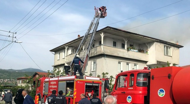 Bayramda korkutan yangın: İki katlı evin çatısı alevlere teslim oldu