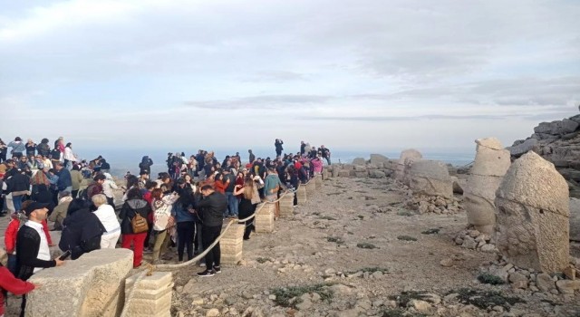 Bayramda Nemrut Dağına ziyaretçi akını