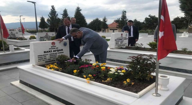 Bayramlaşmak için toplanan AK Partiler şehitliği ziyaret etti