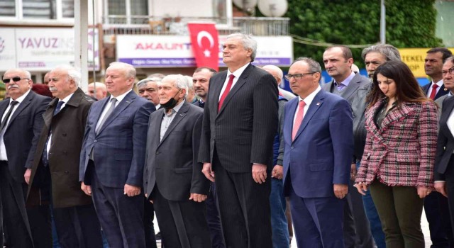 Bazı parti ve STKlar Atatürk Anıtına çelenk sundu