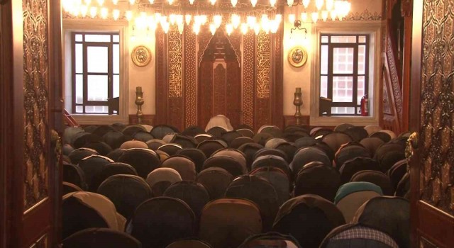 Belediye Başkanı Murat Aydın, bayram namazını Beykozlularla birlikte kıldı