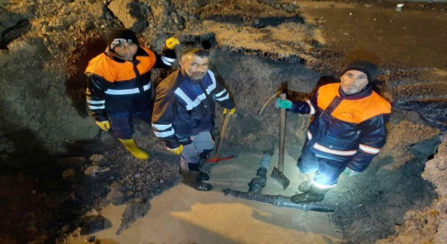 Belediye çalışanları gece mesaisinde