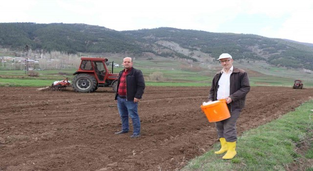 Belediyeden çiftçilere mazot ve traktör desteği