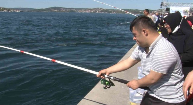 Beykozda balık tutan engelli çocuklar doyasıya eğlendi
