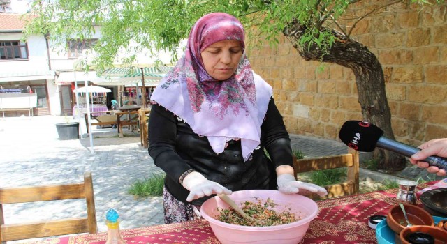 Beypazarının meşhur sarması ustasının elinden böyle yapılıyor
