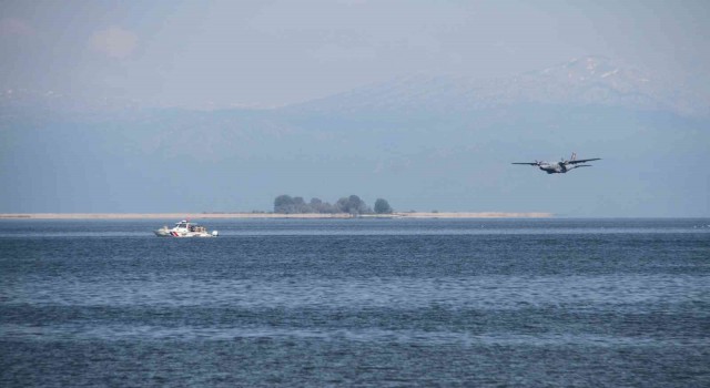 Beyşehir Gölü üzerinde bot ve paraşütçü atma tatbikatı