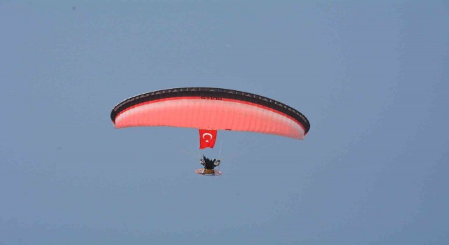 Bilecikte düzenlenen Bilim Şenliğinde insansız hava aracı ve paramotor gösterisi nefes kesti